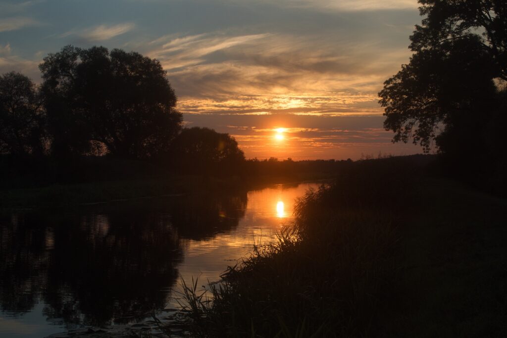 Photo of a red sunset at the Finow canal