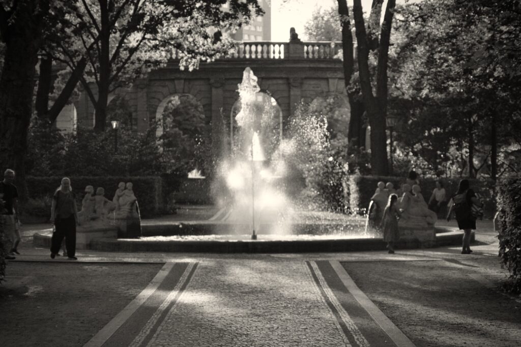 Black and white photo of a fountain near the Märchenbrunnen in Berlin's Volkspark Friedrichshain